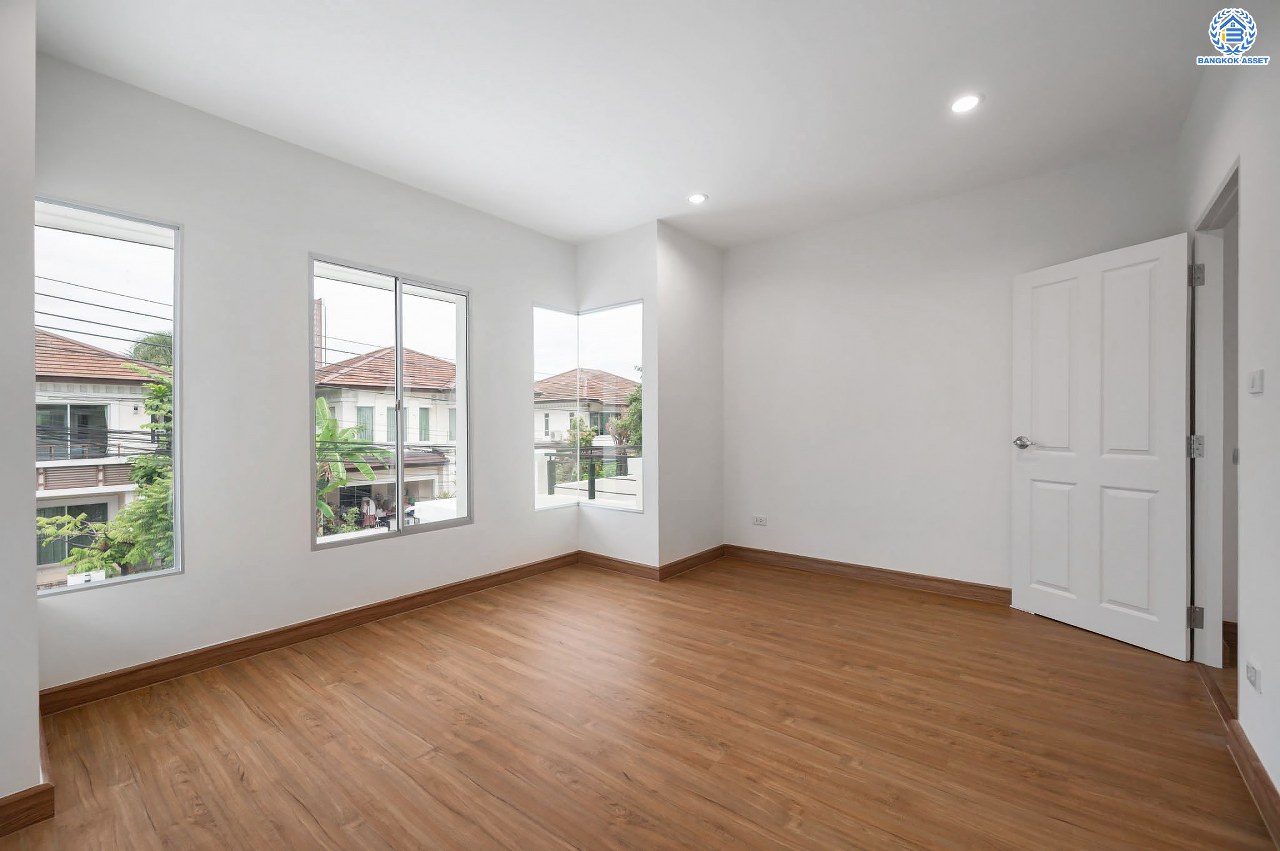 บ้านมือสองตกแต่งใหม่ โครงการ เดอะซิตี้ รัตนาธิเบศร์-แคราย เนื้อที่กว่า 62.4 ตร.ว. พื้นที่ใช้สอย 190.81 ตร.ม. พร้อมฟังก์ชัน 3 ห้องนอน 3 ห้องน้ำ จอดรถได้ 2 คัน บนทำเลศักยภาพ ติดถนนรัตนาธิเบศร์ เชื่อมต่อถนนงามวงศ์วาน, ถนนติวานนท์, ถนนเลี่ยงเมืองนนทบุรี ทำเลใจกลาง 2 เซ็นทรัล ใกล้รถไฟฟ้าสายสีม่วง "สถานีสะพานพระนั่งเกล้า" และจุดขึ้นทางด่วน "งามวงศ์วาน"